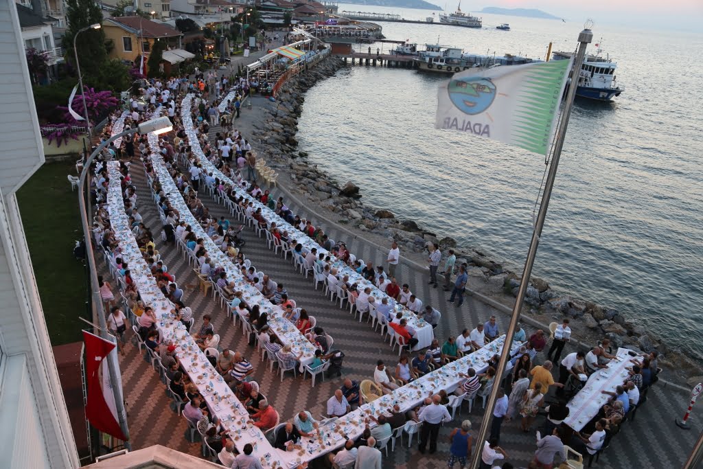 Adalar Belediyesi 1000 kişiye iftar yemeği verdi