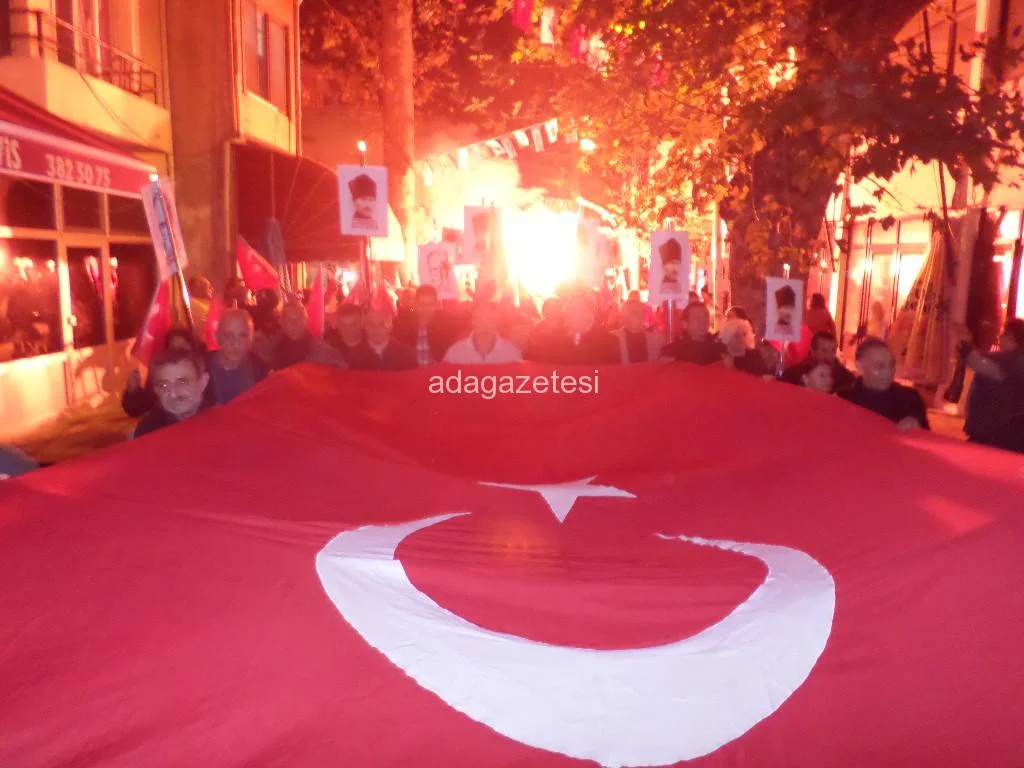 Büyükada’da Cumhuriyet kutlamaları Fener Alayı ile taçlandı
