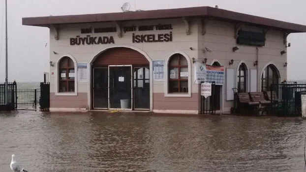 Şiddetli lodos bir çok yere zarar verdi