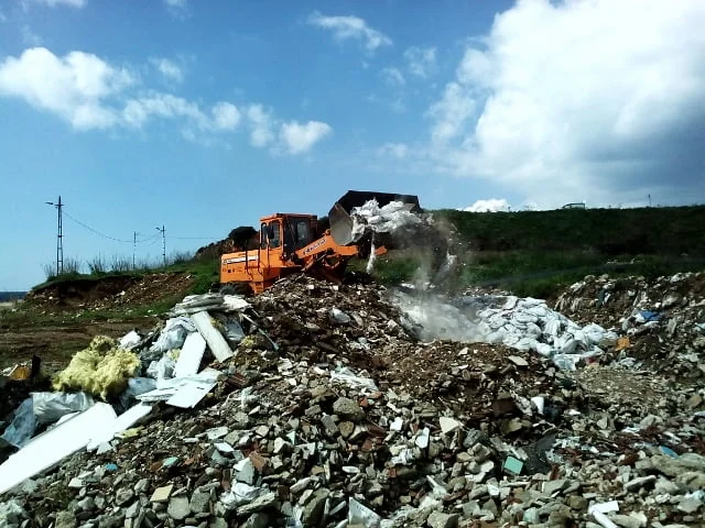 Ada düşmanlarının döktüğü kaçak molozlar kaldırıldı