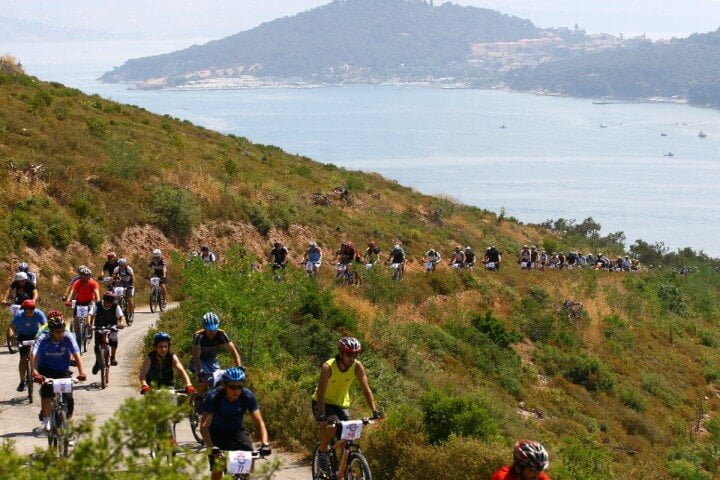 Bisiklet tutkunlarına özel olarak düzenlenen Red Bull Geç Kalma yarışı, 19 Eylül’de Adalar’da büyük heyecana sahne olacak. Büyükada, Burgazada ve Heybeliada'da üç etap olarak koşulacak yarışta eğlence, doğayla buluşma ve heyecan iç içe olacak. Tüm bisiklet severlere açık Red Bull Geç Kalma için kayıtlar 21 Ağustos’ta başladı.