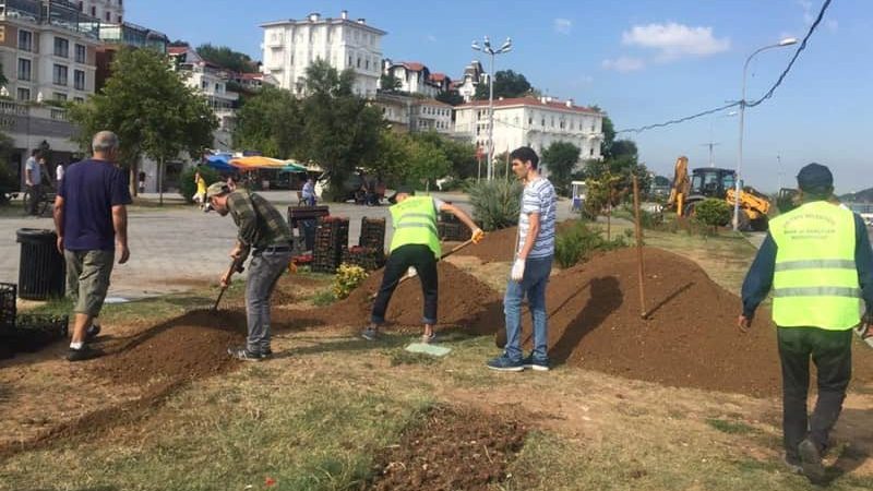 Büyükada’da çiçek ekimine başlanırken Burgazadası’nda işaretleme sürüyor