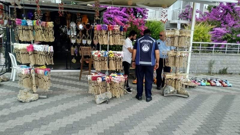 Büyükada’da sahildeki işgaller kaldırtıldı.