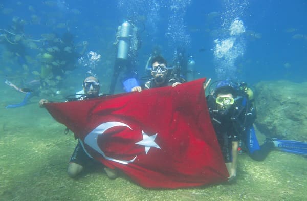 30 Ağustos Zafer Bayramını dalış yaparak kutladılar