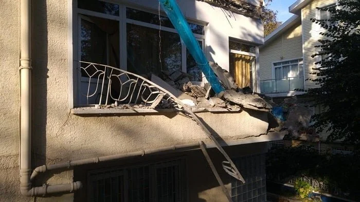 Kınalıada’da depremde zarar gören bina yıkılma tehlikesi geçirdi!