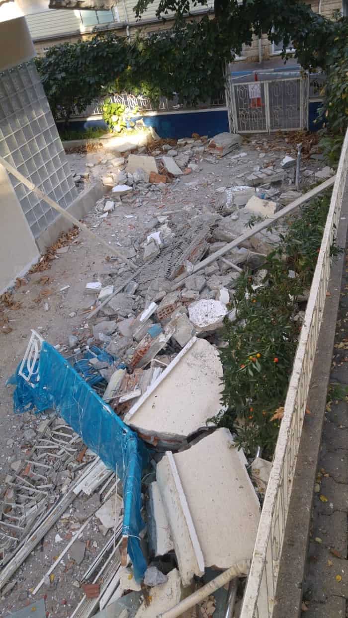 Kınalıada'da depremde zarar gören bina yıkılma tehlikesi geçirdi!