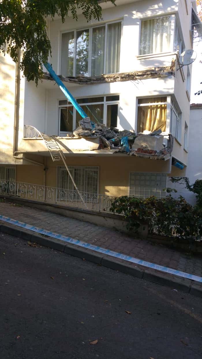 Kınalıada'da depremde zarar gören bina yıkılma tehlikesi geçirdi!