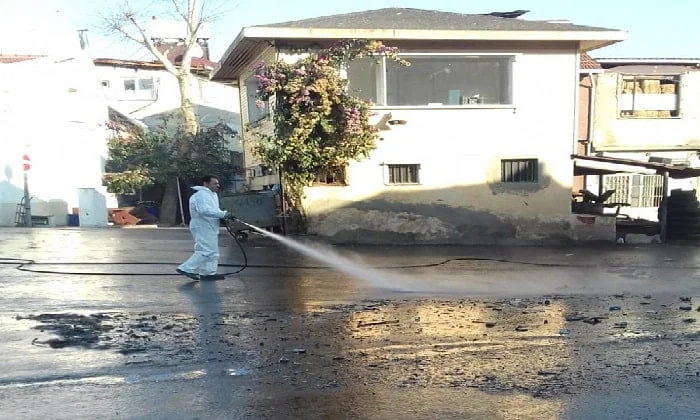 İBB, fayton durağını ilaçlama ve temizleme işlemine devam ediyor