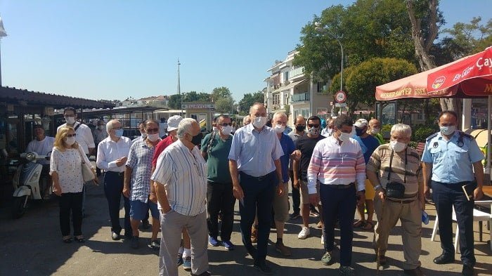 Adalar Kaymakamı Dr. Mustafa Ayhan Kınalıada’da açtırdığı hayrattan su içti