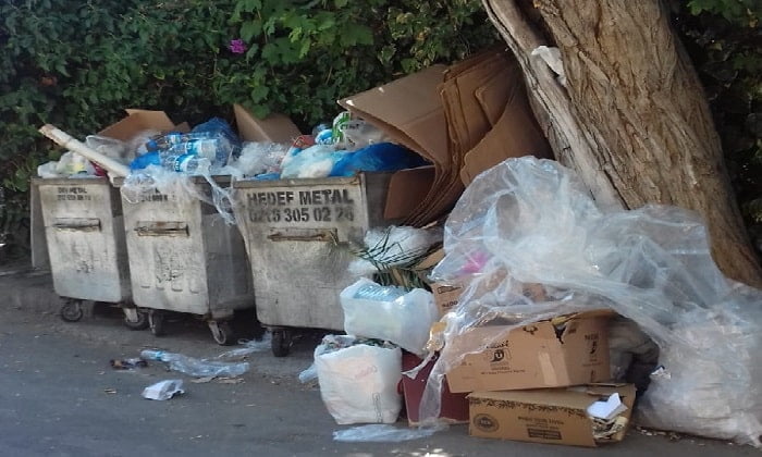 Büyükada’dan çöplü görüntüler, durak yanına çöp konteyneri!