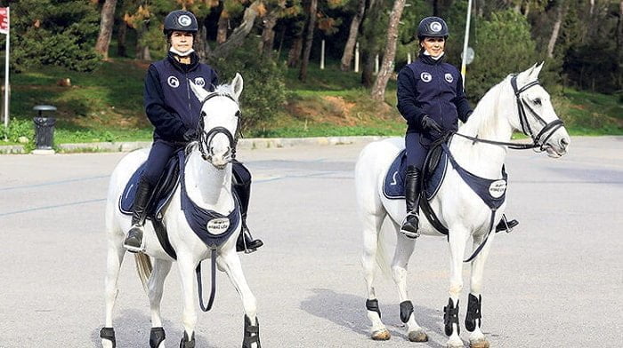 Adalar’da kadın atlı zabıtalar göreve başladı