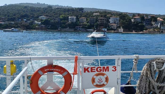 Burgazadası’nda içindeki 3 kişiyle sürüklenen tekne kurtarıldı