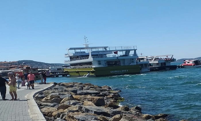 Belediye iskelesine yanaşan tekneler insan hayatını tehdit ediyor!