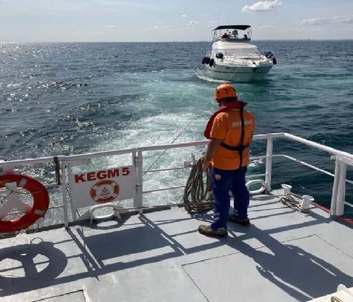 Kınalıada önlerinde arıza yapan teknedeki 4 kişi kurtarıldı