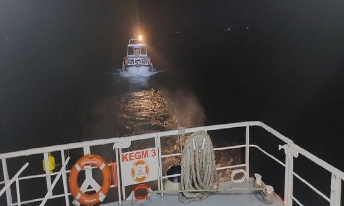 Sedef Adası önlerinde makine arızası yapan tekne kurtarıldı