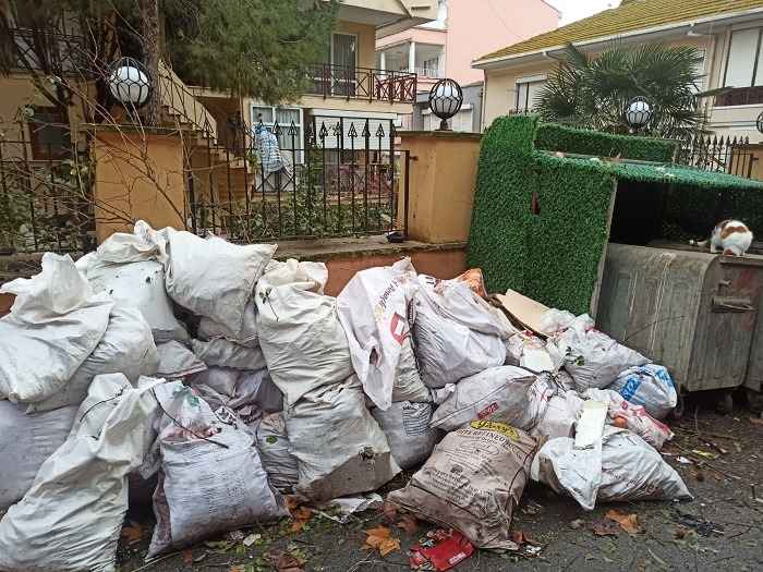 Büyükada'dan pis görüntüler! İbadethaneye de saygıları kalmadı!