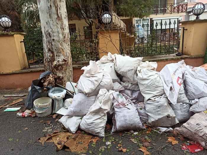 Büyükada'dan pis görüntüler! İbadethaneye de saygıları kalmadı!