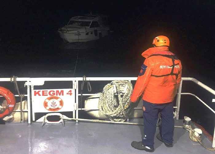 Burgazadası önlerinde arıza yapan tekne kurtarıldı