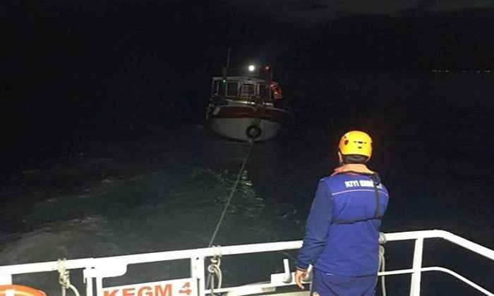 Kınalıada açıklarında sürüklenen tekne kurtarıldı