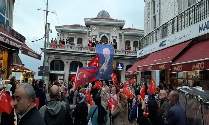 Ak Parti Adalar’da seçim zaferini kutluyor