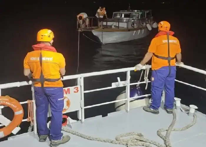 Burgazadası açıklarında içinde 4 kişi bulunan tekne kurtarıldı