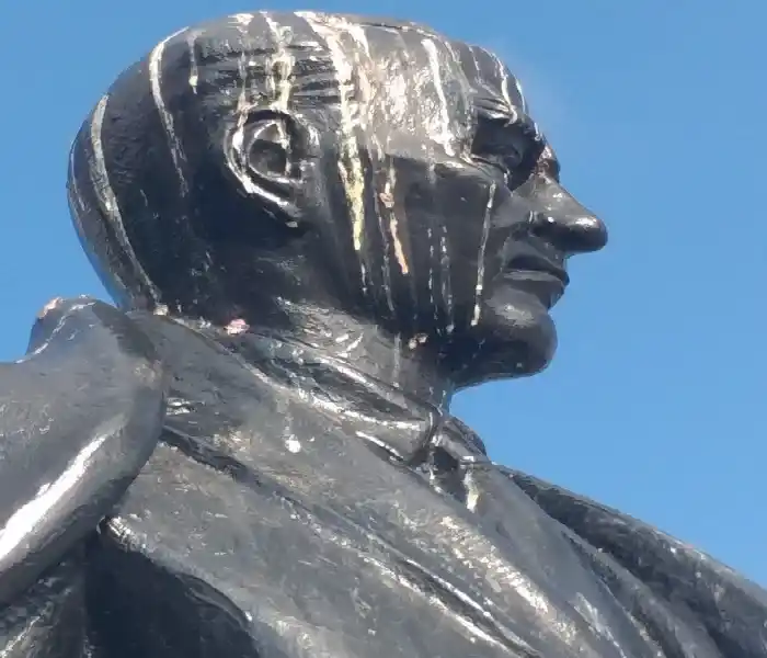 Büyükada’daki Atatürk heykeli kuş pisliği içinde