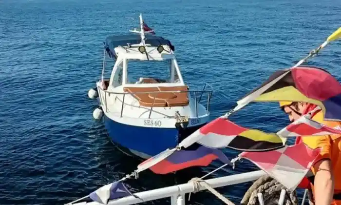 Yassıada önlerinde arızalanan tekne kurtarılarak Burgazadası’na yanaştırıldı