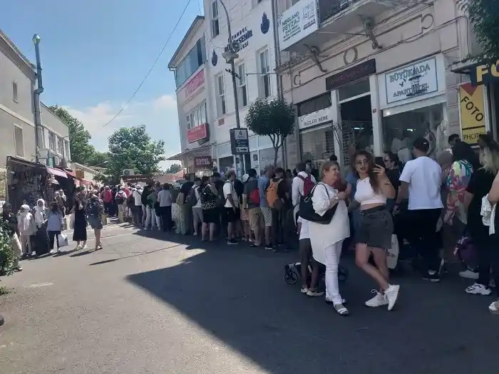 Günübirlikçiler, turistler Adaların tadını çıkartırken, Adalılar evlerine hapsoldu!