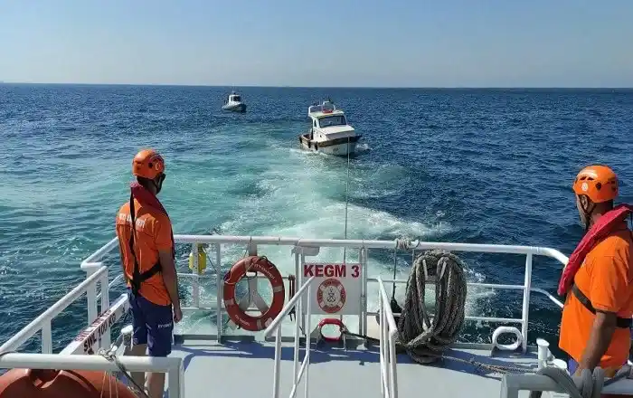 Sivriada açıklarında içinde 3 kişiyle sürüklenen tekne kurtarıldı