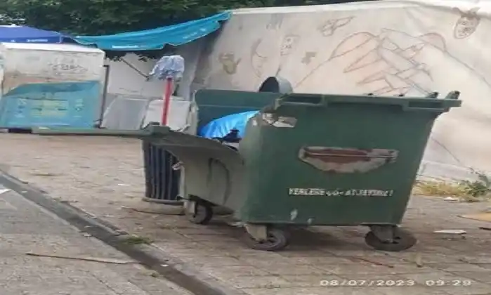 Yırtılmış çöp konteyneri, sokakları temizleyen adalılar! Adalar’dan görüntüler