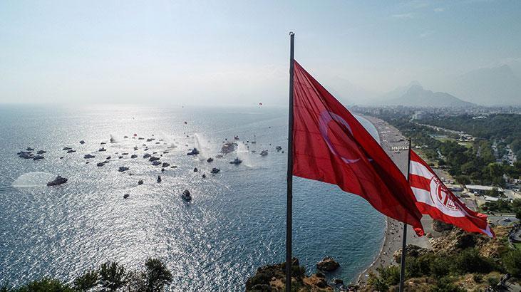Antalya’da denizde ‘Cumhuriyet’in 100’üncü Yılı’ kutlaması