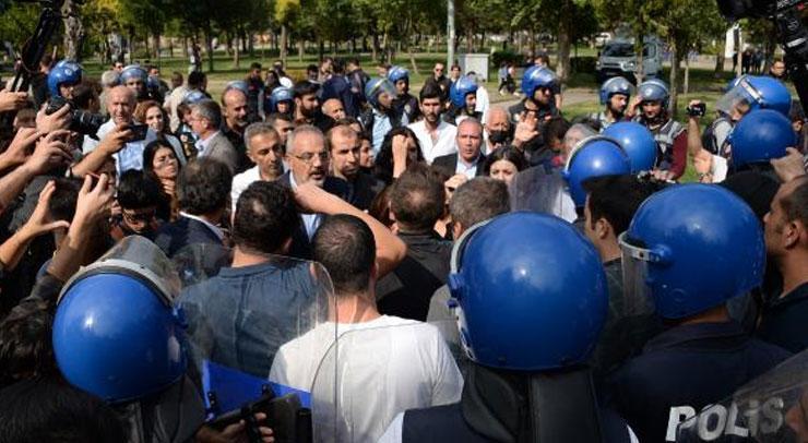 Diyarbakır’da gerginlik! Emniyet amirinden Yeşil Sol Parti milletvekiline: Saldırının sorumlusu kim?
