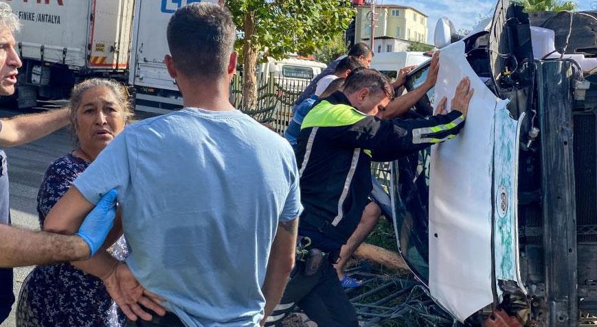 Feci kazada ölümden döndü! Polis yan yatan aracın doğrultulmasına yardım etti