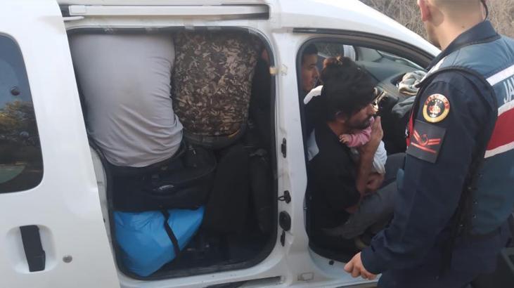 7 kişilik araçtan 16 kaçak göçmen çıktı