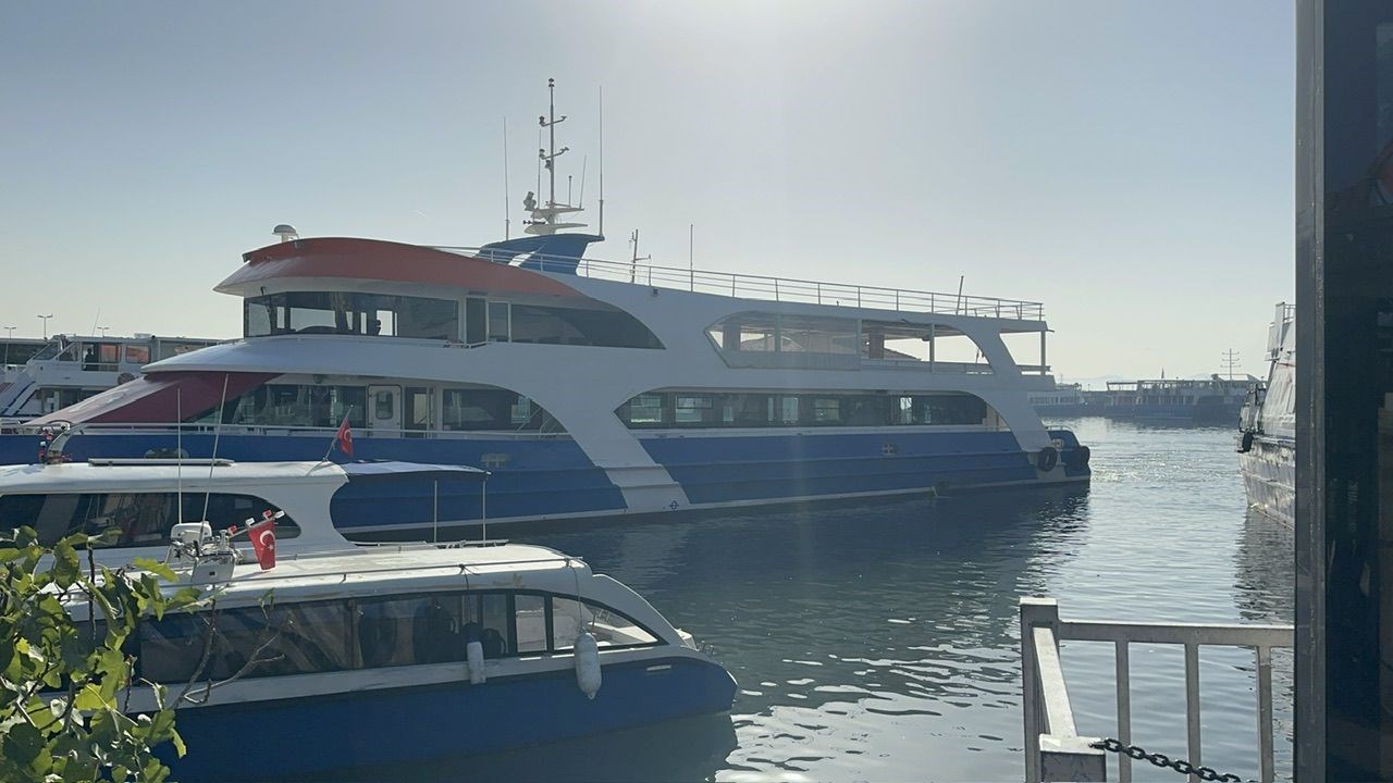 Adalar’da yolcu teknesinin dümeni kilitlendi