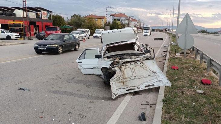 Amasya’da feci kaza! Otomobil ikiye bölündü