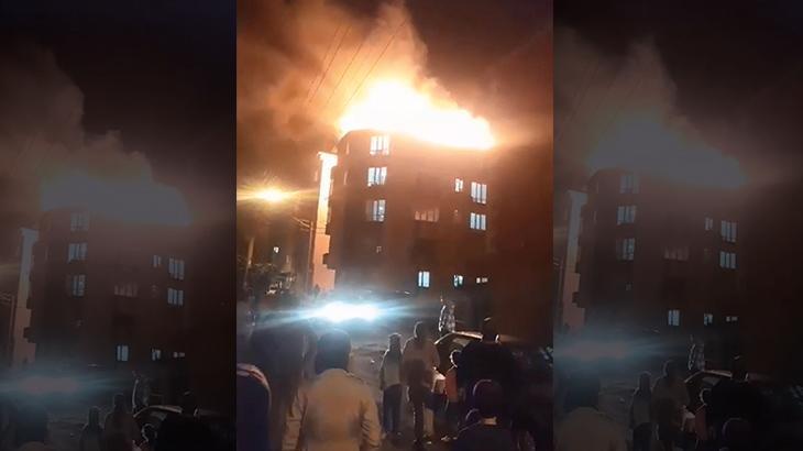 Çorlu’da 4 katlı apartmanın çatısı alev alev yandı