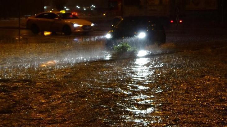 Meteoroloji’nin uyarılarının ardından Çanakkale’de cadde ve sokaklar göle döndü