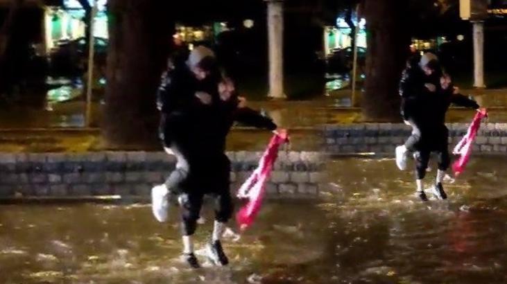 Takdir toplayan hareket! İki genç yağmur sularına düşen Türk bayrağını aldı
