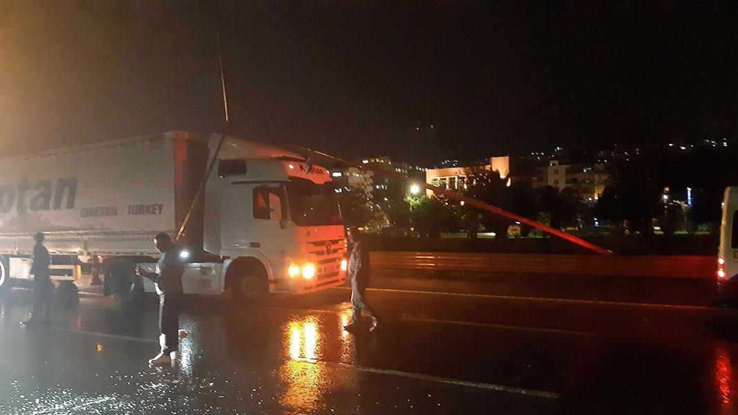 Trabzon’da şiddetli fırtına! Aydınlatma direği yola devrildi