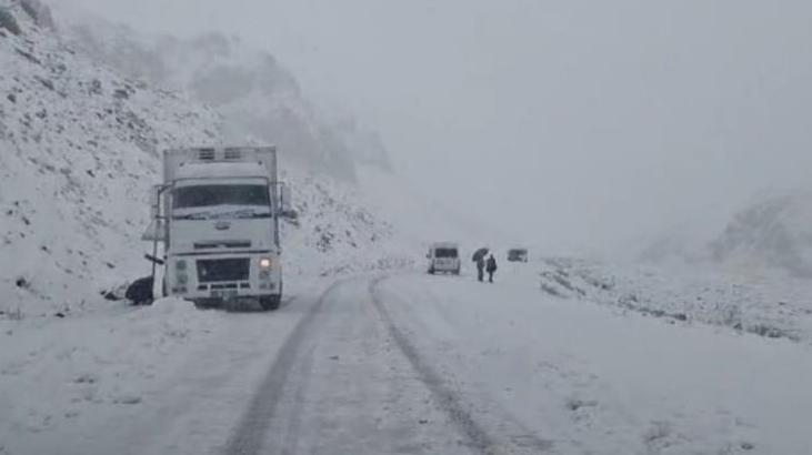 Türkiye’nin en yüksek geçidi! Kar yağışı etkili oldu
