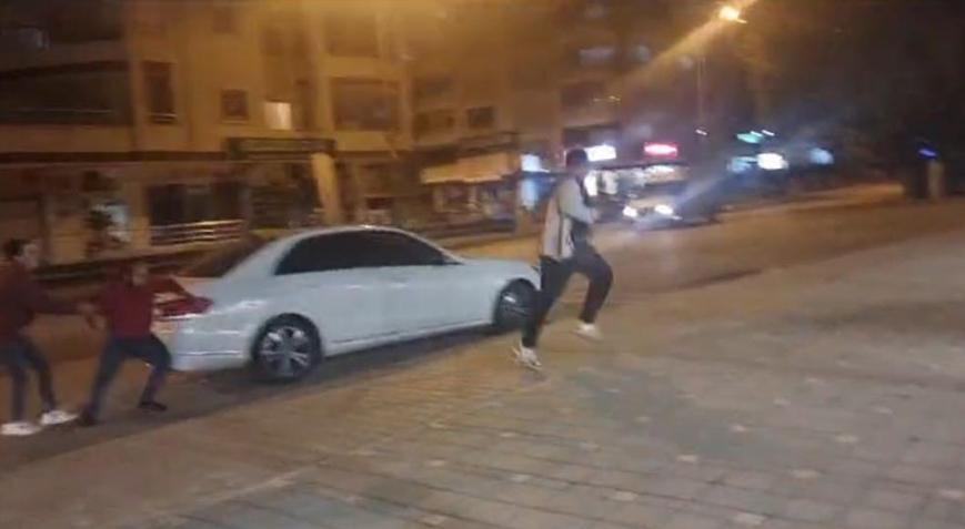 Adana Kozan’da kavga eden grup polisi görünce kaçtı