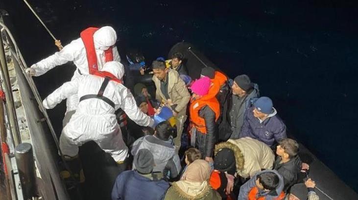 Ekipler hemen hareket geçti! Ayvalık açıklarında 48 göçmen yakalandı