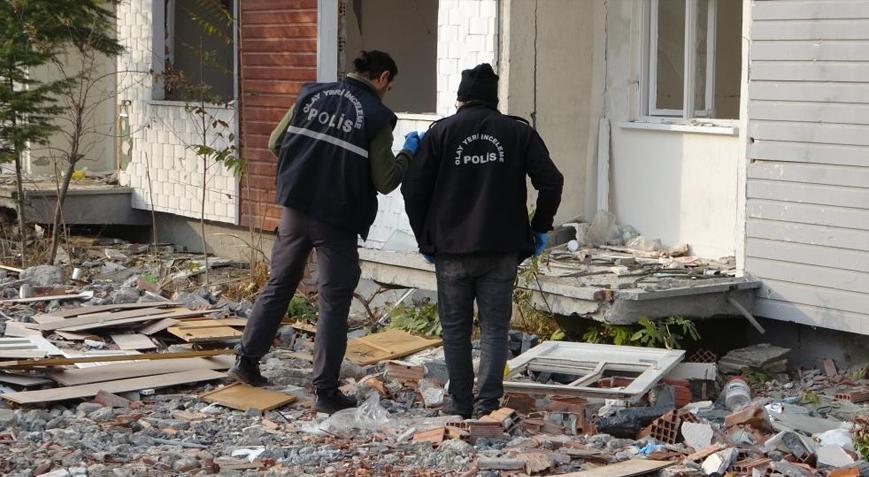 Malatya’da feci olay! Ağır hasarlı binadan söktüğü kapı ile aşağı düştü