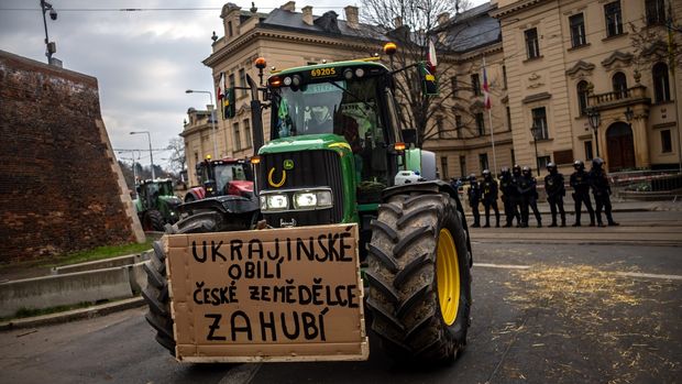 Avrupalı çiftçilerin protestolarına rağmen Ukrayna’ya yeşil…