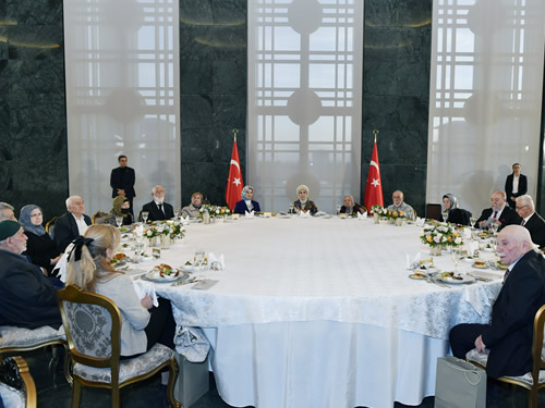 Emine Erdoğan, huzurevi sakinleriyle iftarda bir araya geldi