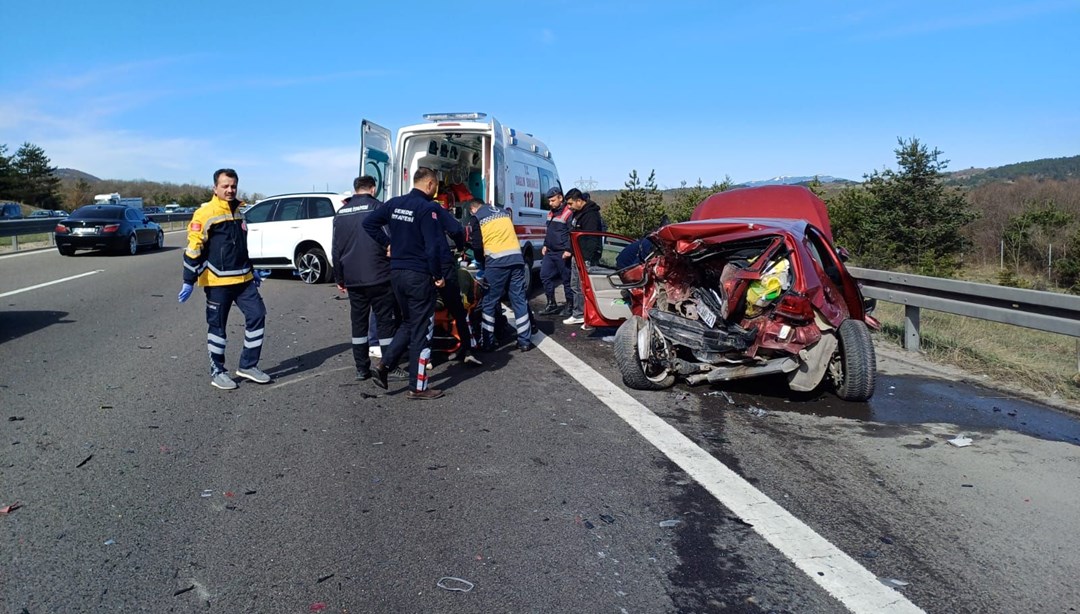 Anadolu Otoyolu’nda otomobil ile cip çarpıştı: 3 yaralı