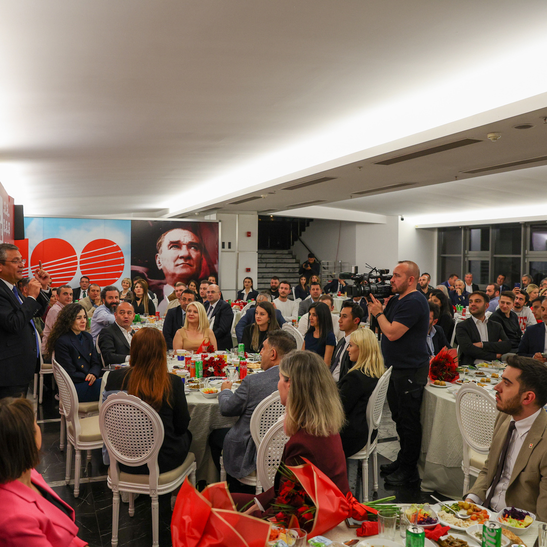 CHP Genel Başkanı Özgür Özel, CHP Personeli ile İftar Yemeğinde Bir Araya Geldi