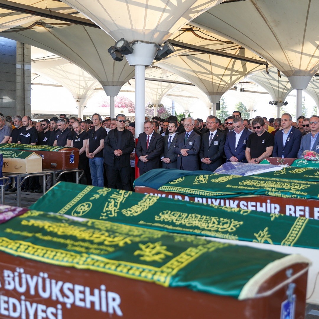 CHP Genel Başkanı Özgür Özel, İlhan Pektaş’ın Cenaze Törenine Katıldı