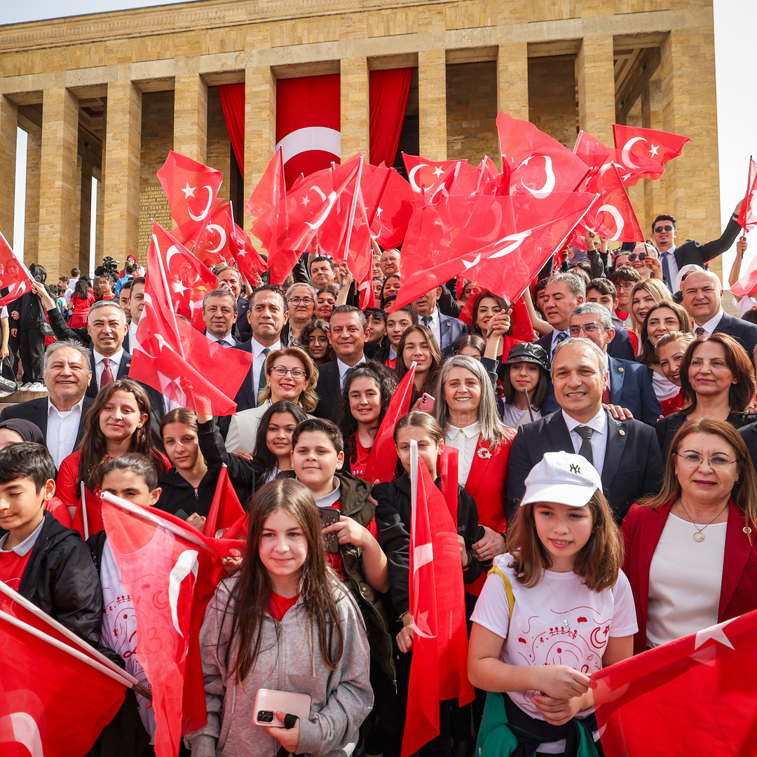 Cumhuriyet Halk Partisi Genel Başkanı Özgür Özel, 23 Nisan Resmî Törenlerine Katıldı
